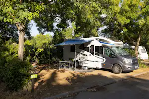 Camping La Pinède Sites et Paysages La Pinède - Standplätze zwischen den Bäumen auf dem Campingplatz