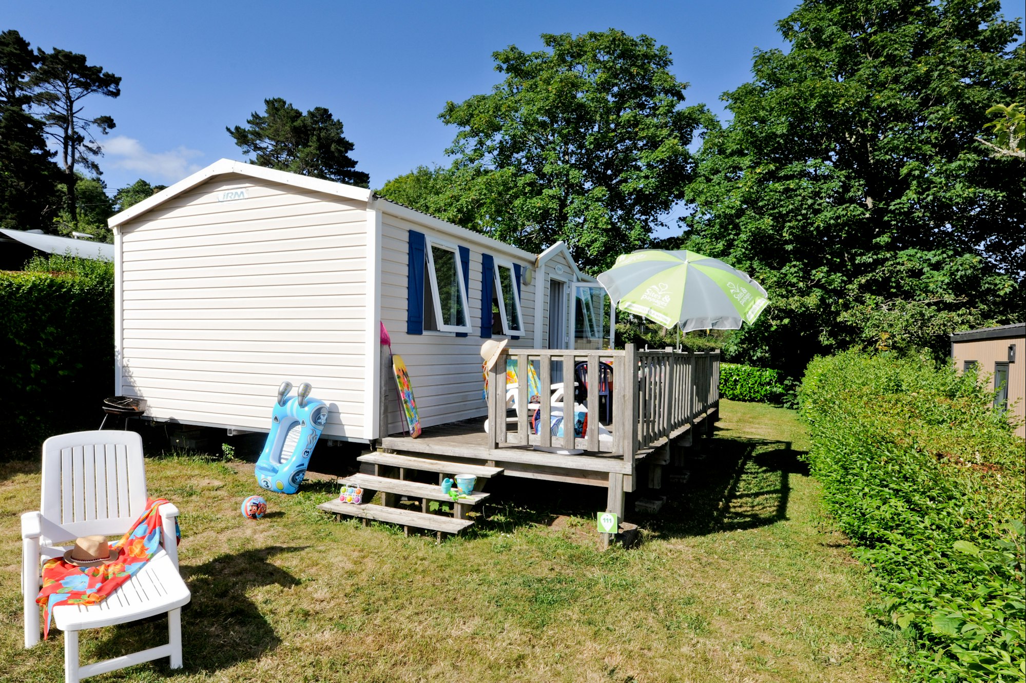 Sites et Paysages le Panoramic  - Mobilheim mit Terrasse auf dem Campingplatz