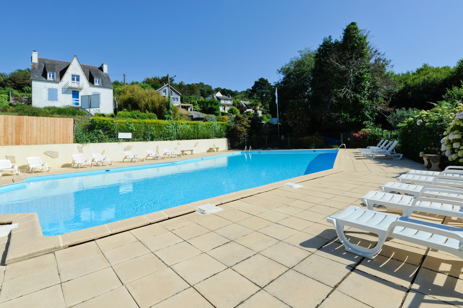 Sites et Paysages le Panoramic  - Pool im Freien mit Liegestühlen