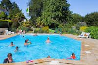Sites et Paysages le Panoramic - Gäste liegen am Pool in der Sonne