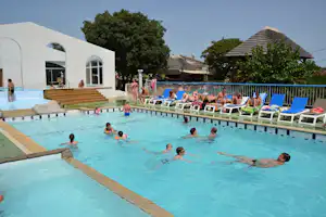 Sites & Paysages Le Petit Bois - Schwimmbecken vom Campingplatz mit Liegestühlen