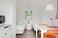Siviks Camping  -  Innenansicht vom Mobilheim auf dem Campingplatz mit Betten, Esstisch und Küche
