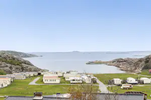 Siviks Camping - Mobilheime und Stellplatz vom Campingplatz mit Blick auf das Meer