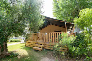Sivinos Camping Boutique - Blick auf ein Glamping-Zelt mit Terrasse
