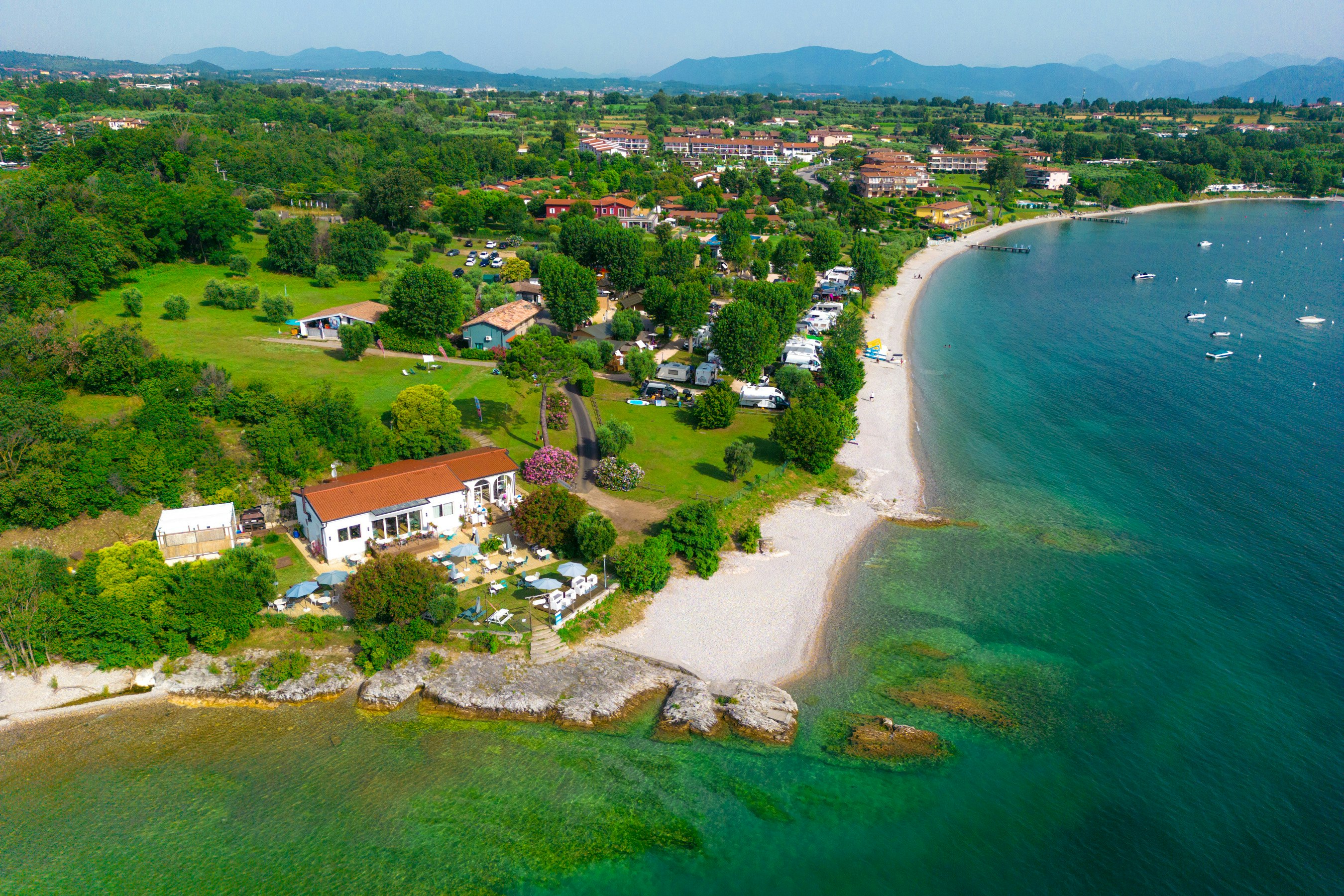 Sivinos Camping Boutique - Luftaufnahme des Campingplatzes direkt am Strand