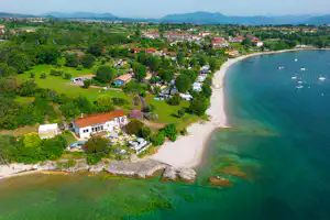 Sivinos Camping Boutique - Luftaufnahme des Campingplatzes direkt am Strand