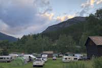 Sjoa Camping - Wohnmobil- und  Wohnwagenstellplätze auf der Wiese