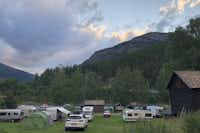 Sjoa Camping - Wohnmobil- und  Wohnwagenstellplätze auf der Wiese