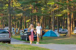 Topcamp Sjøsanden - Camper im Zeltbereich des Campingplatzes