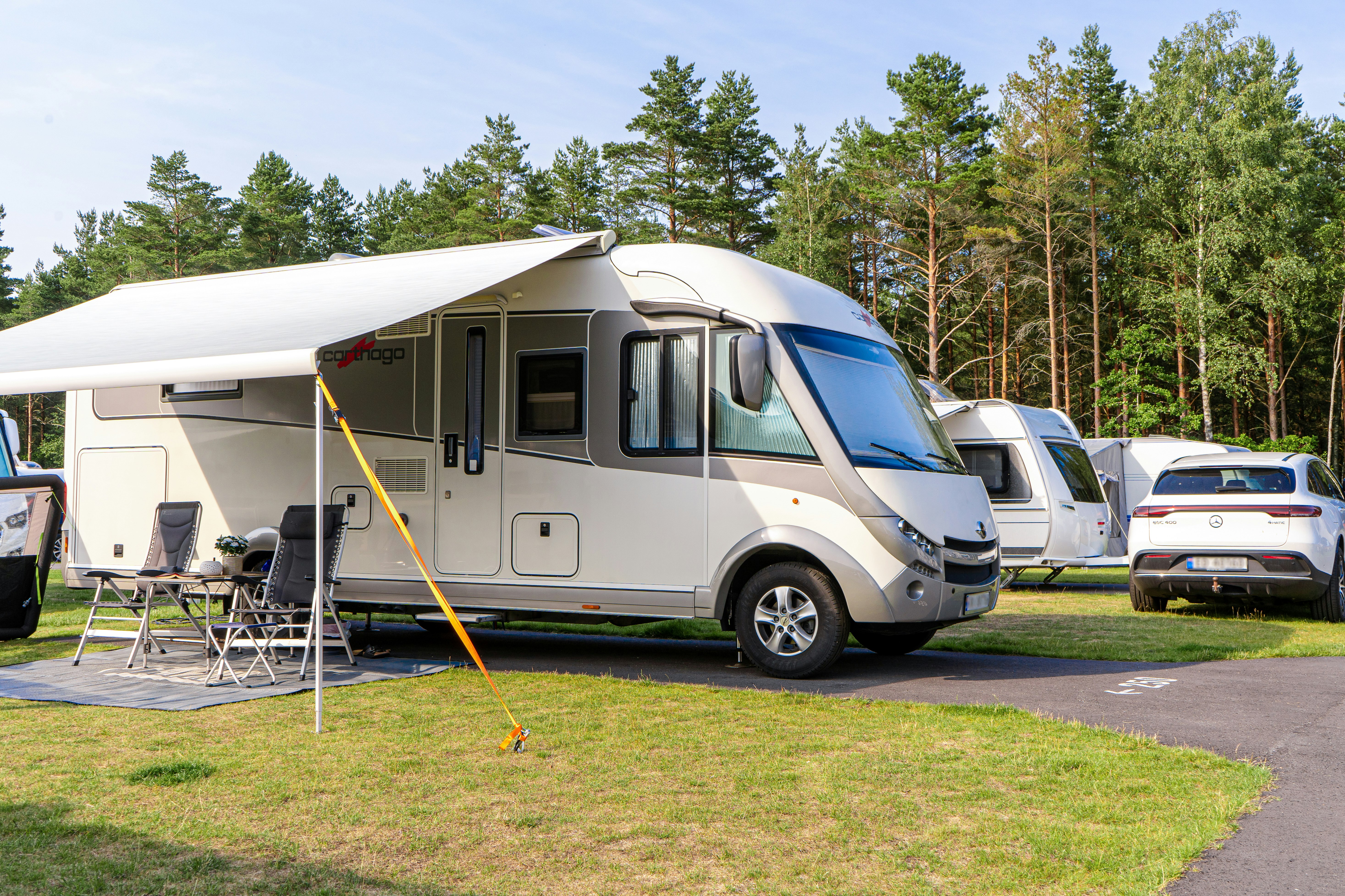 Topcamp Sjøsanden - Standplätze auf festen Untergrund von grüner Wiese umgeben