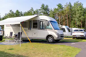 Topcamp Sjøsanden - Standplätze auf festen Untergrund von grüner Wiese umgeben