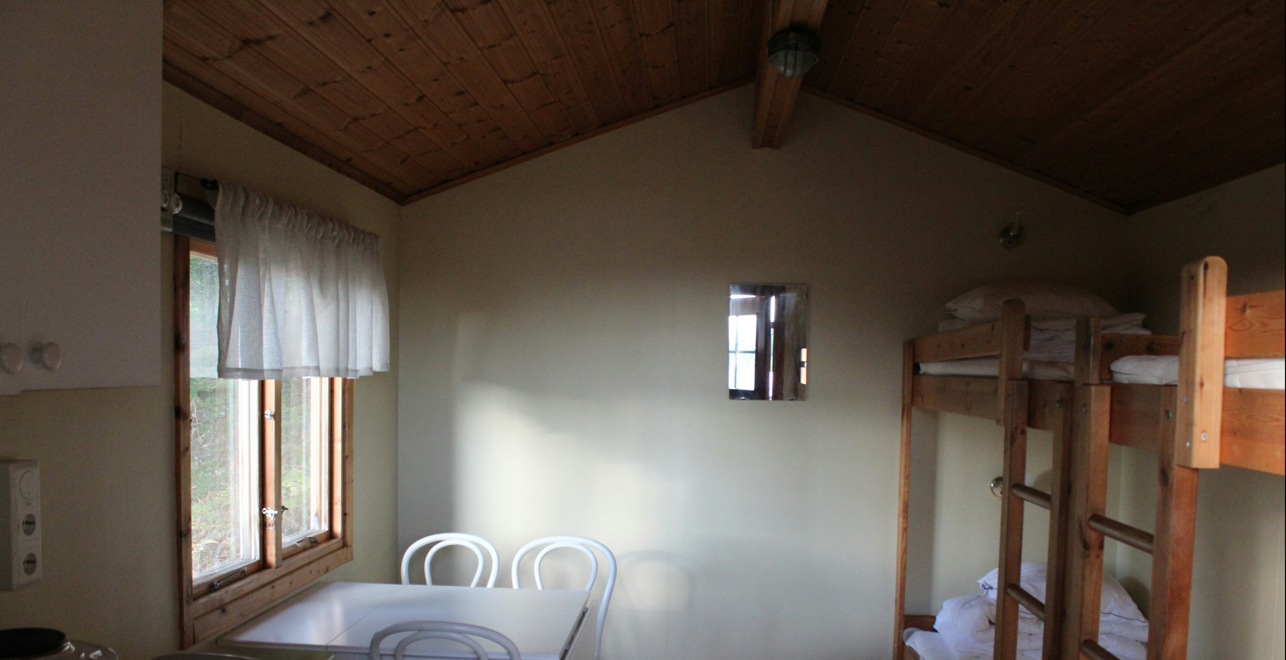 Skantzö Camping - Schlafbereich in einem Ferienhaus mit 4 Betten
