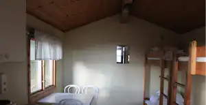 Skantzö Camping - Schlafbereich in einem Ferienhaus mit 4 Betten