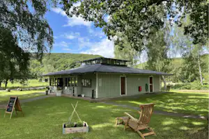 Skäralids Camping - Blick auf das Servicegebäude auf dem Campingplatz