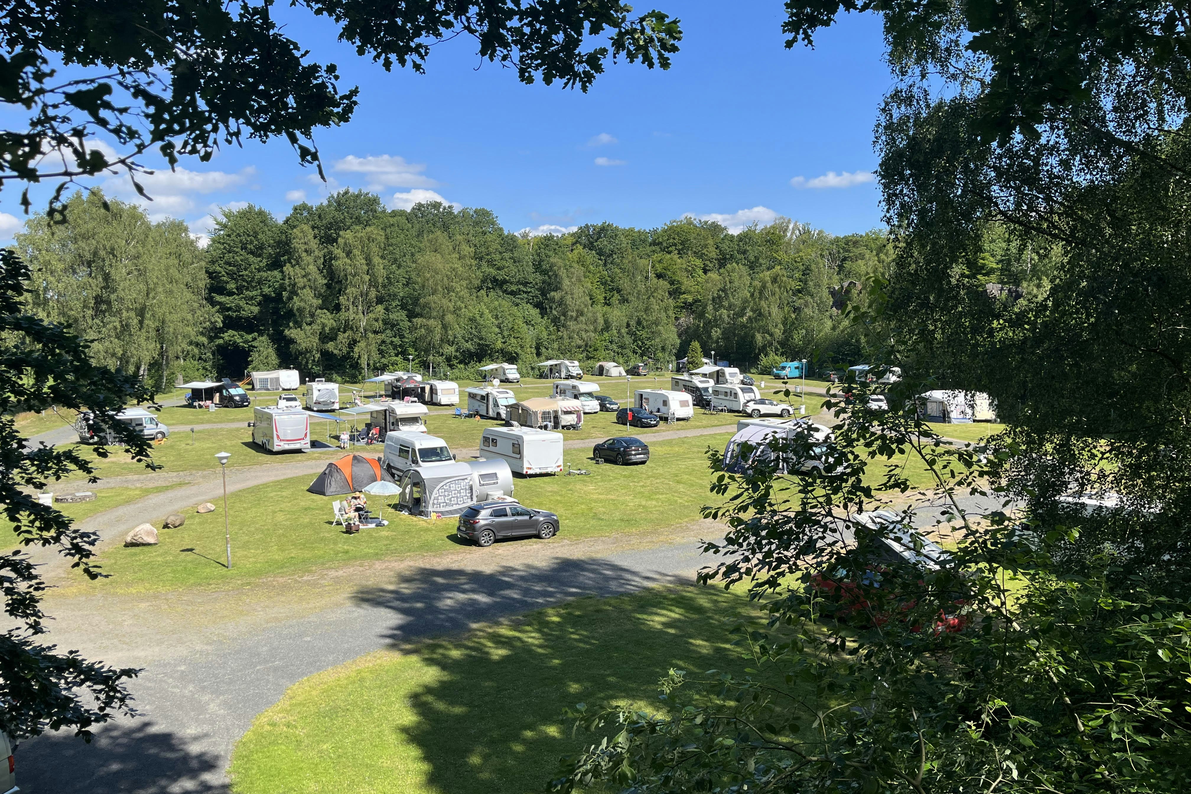 Skäralids Camping - Standplatzwiese auf dem Campingplatz