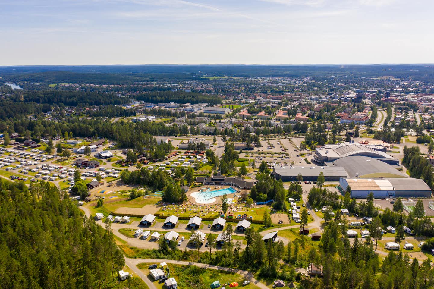 Skellefteå SweCamp - Übersicht auf das gesamte Campingplatz Gelände 