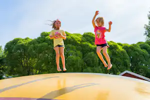 Skellefteå SweCamp - Kinder beim Spielen auf der Hüpfburg des Campingplatzes