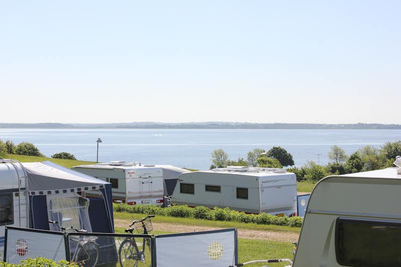 Skive Fjord Camping - Blick über dem Campingplatz mit Wohnwagen und das Wasser des Skive Fjord im Hintergrund