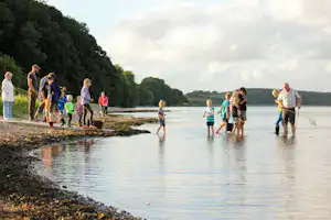 Skive Fjord Camping - Camper am Kiesstrand beim Krabbenfischen