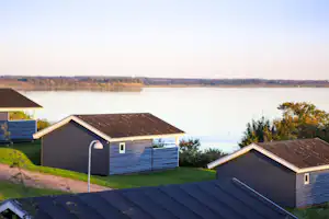 Skive Fjord Camping - Holzhütten mit Veranda und Blick auf den Fjord