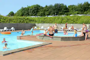 Skive Fjord Camping - Swimmingpool mit Liegestühlen