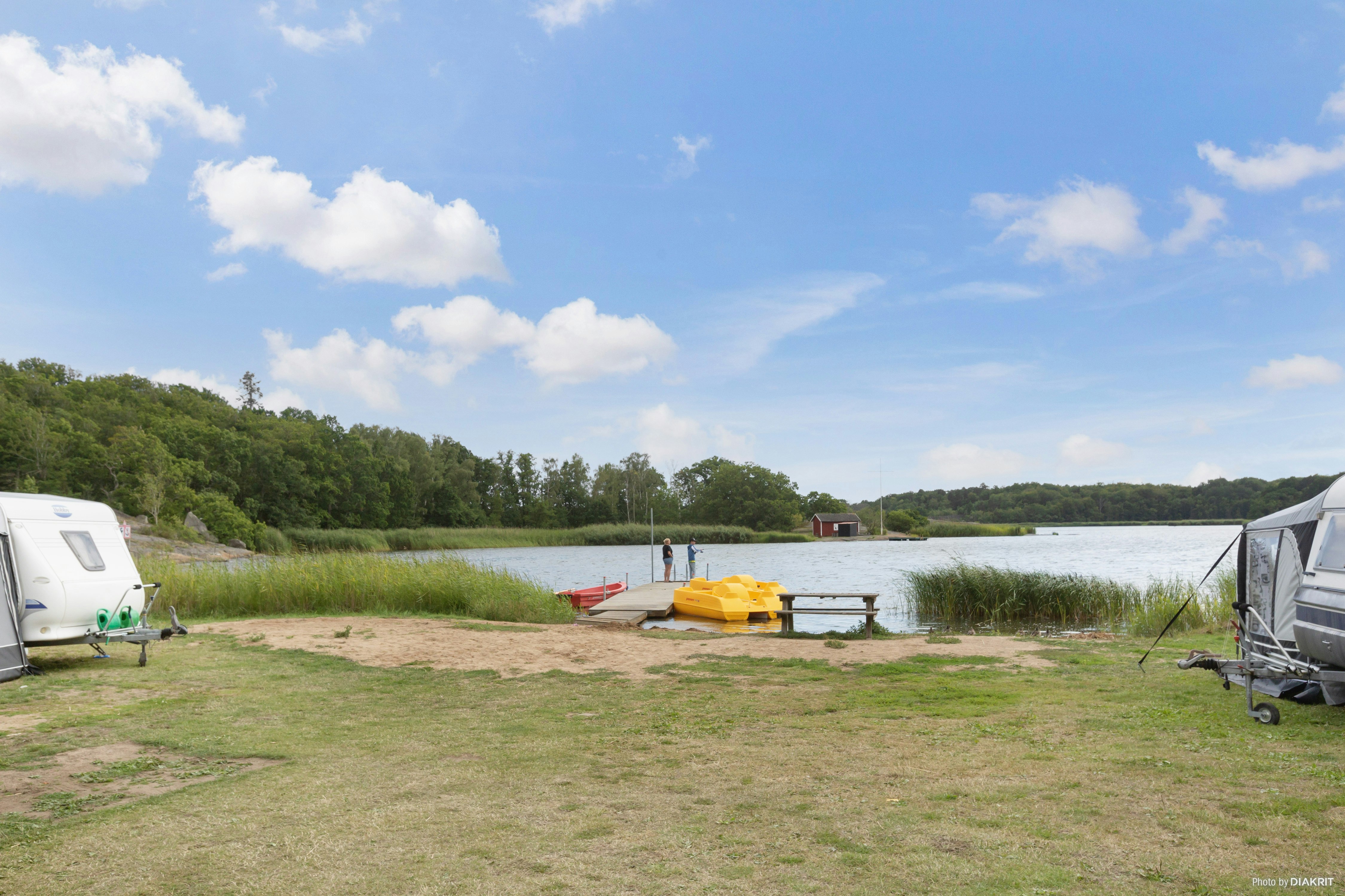 First Camp Skönstavik-Karlskrona  Nordic Camping Skönstavik - See mit Bootssteg auf dem Campingplatz