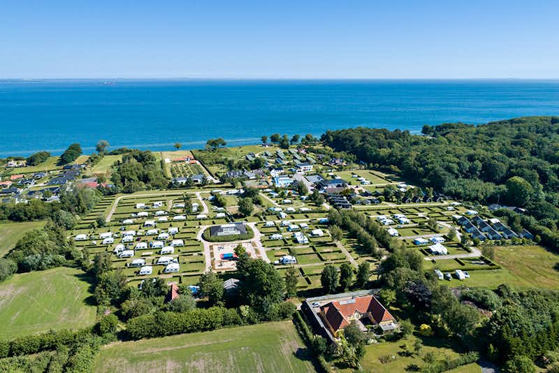 First Camp Skovlund – Lillebælt - Luftaufnahme des Campingplatzes am Meer