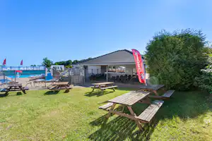 First Camp Skovlund – Lillebælt - Picknicktische auf der Wiese
