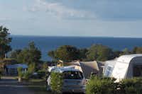 Skovlund Camping Middelfart -  Wohnwagenstellplätze im Grünen auf dem Campingplatz mit Blick auf den See