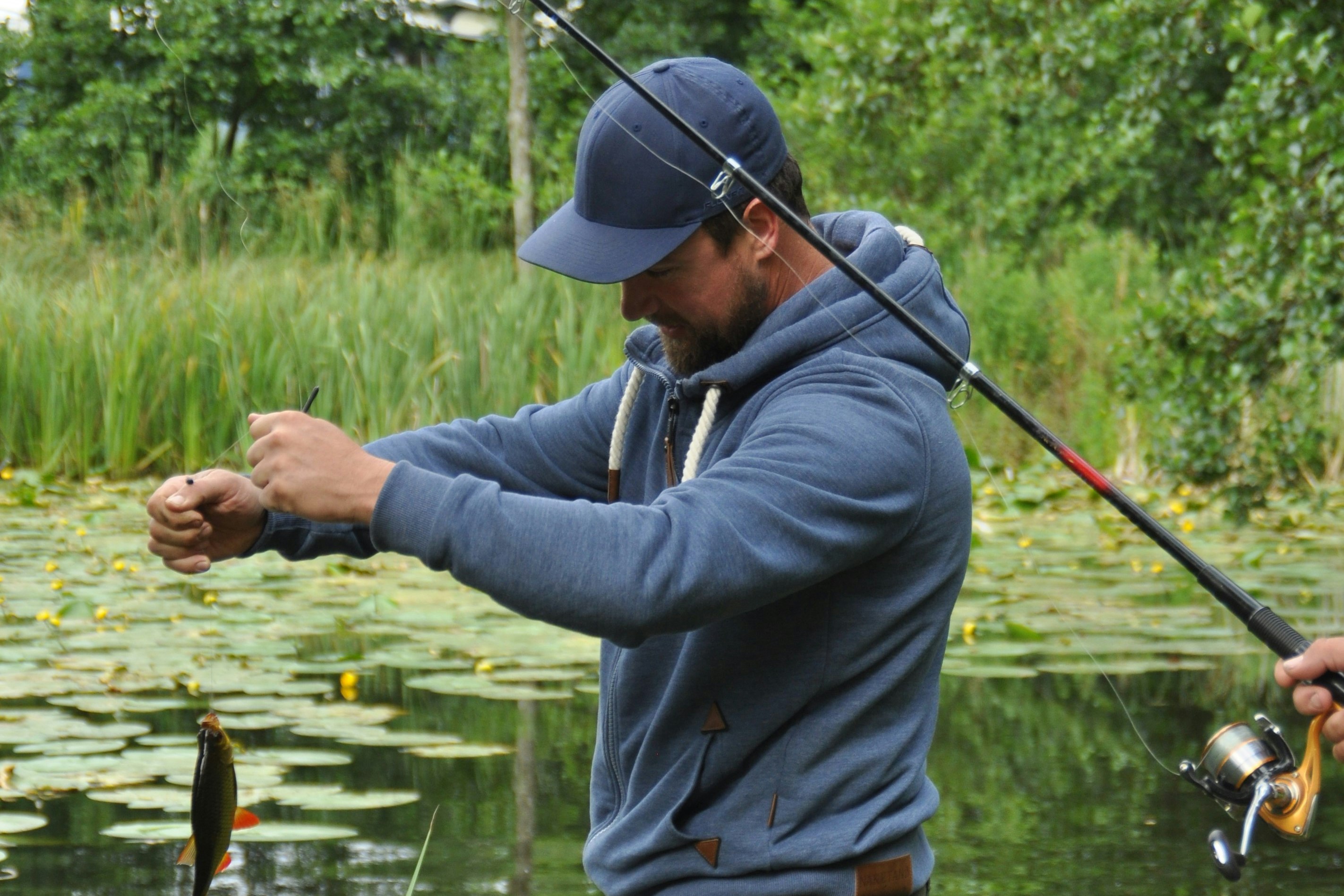 Skovly Camping - Camper beim Angeln auf dem Campingplatz