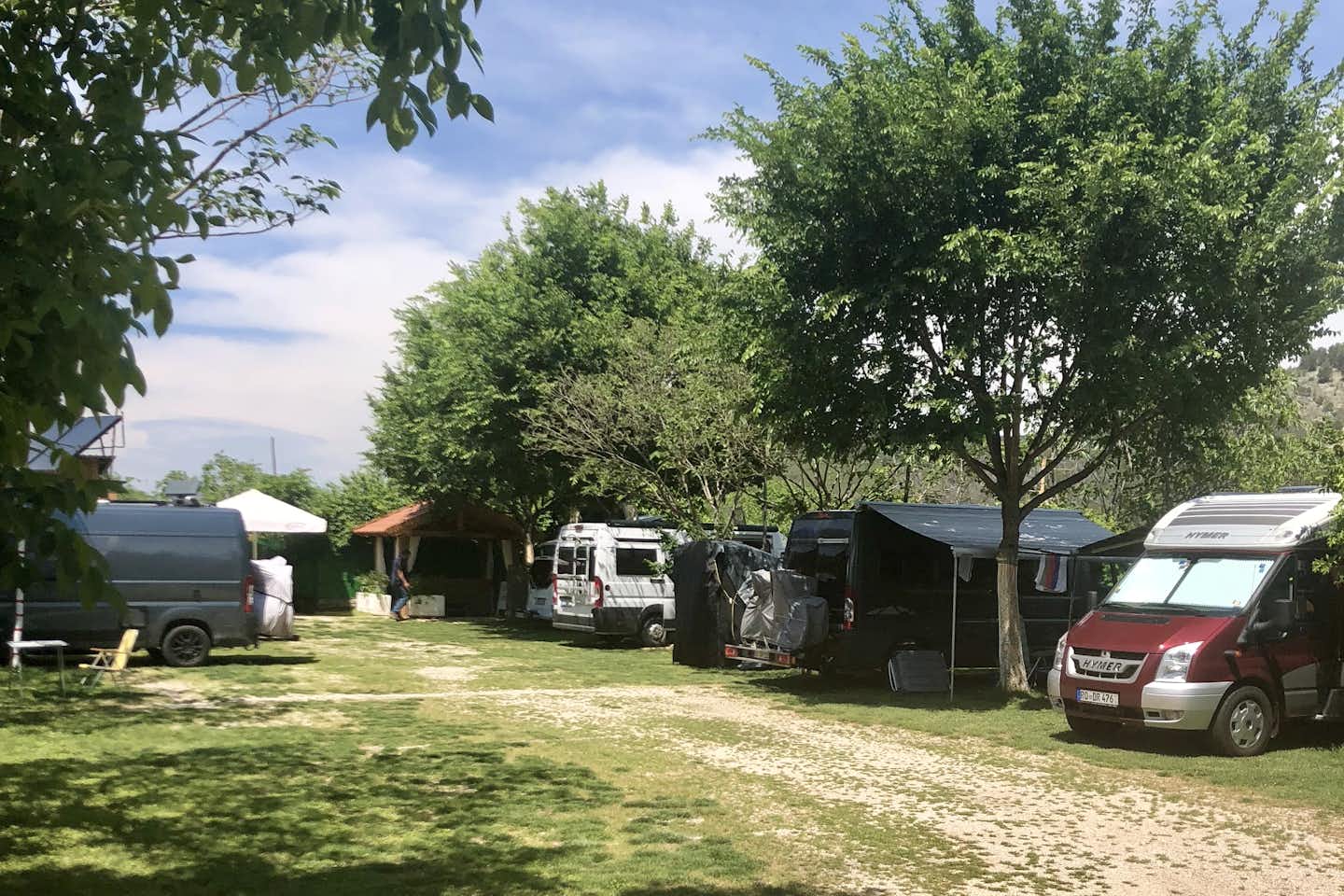 Skradinske Delicije Camp - Wohnwagen- und Zeltstellplatz vom Campingplatz zwischen Bäumen