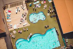 Skreacamping - Luftaufnahme des Campingplatzes mit Pools im Freien