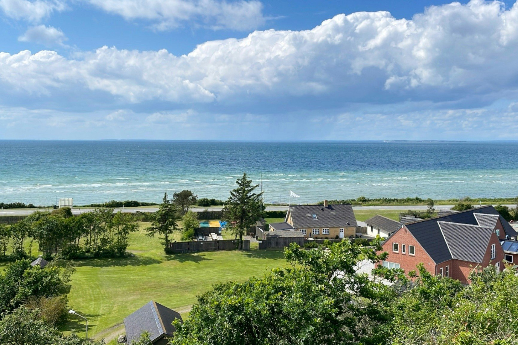 Sælvigbugtens Camping  - Luftaufnahme des Campingplatzes am Meer