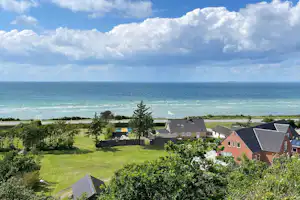 Sælvigbugtens Camping - Luftaufnahme des Campingplatzes am Meer
