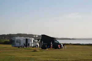 Sølyst Camping - Wohnwagen auf dem Stellplatz vom Campingplatz mit Blick auf den Fjord