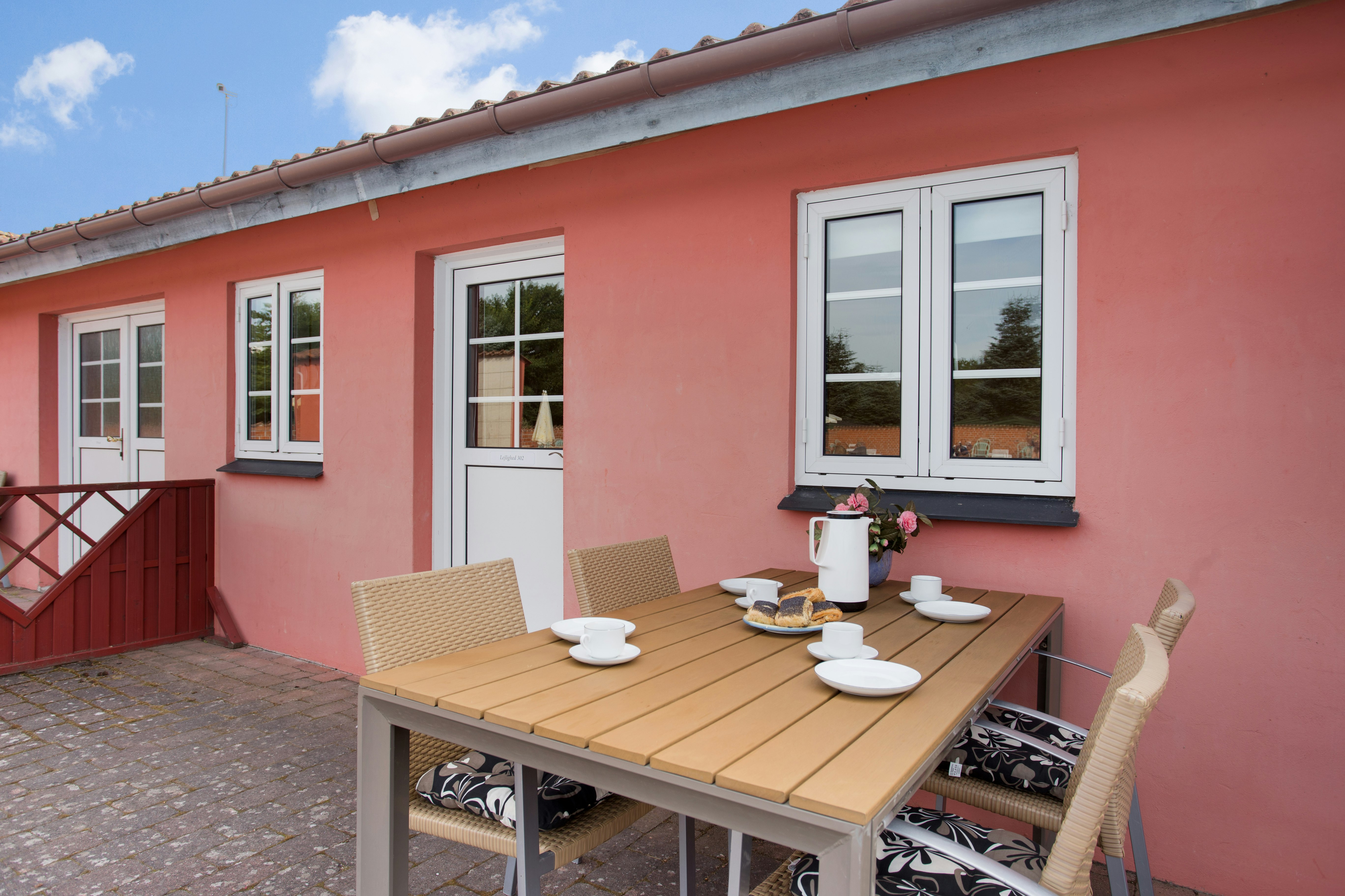 Kongernes Feriepark - Außenansicht Mobilheim mit Esstisch