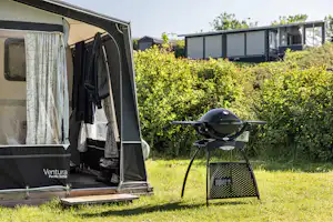 Sønderballe Strand Camping - Mietcaravan mit Grill auf dem Campingplatz