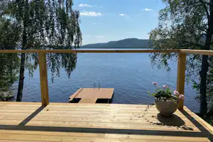 Snibbens Camping - Blick auf den See mit Steg