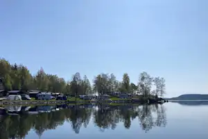 Snibbens Camping - Blick vom Wasser auf dem Campingplatz
