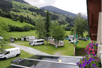 S.N.P. Camping - Blick auf Stell- und Zeltplätze und die Alpen von der Terrasse vom Hauptgebäude