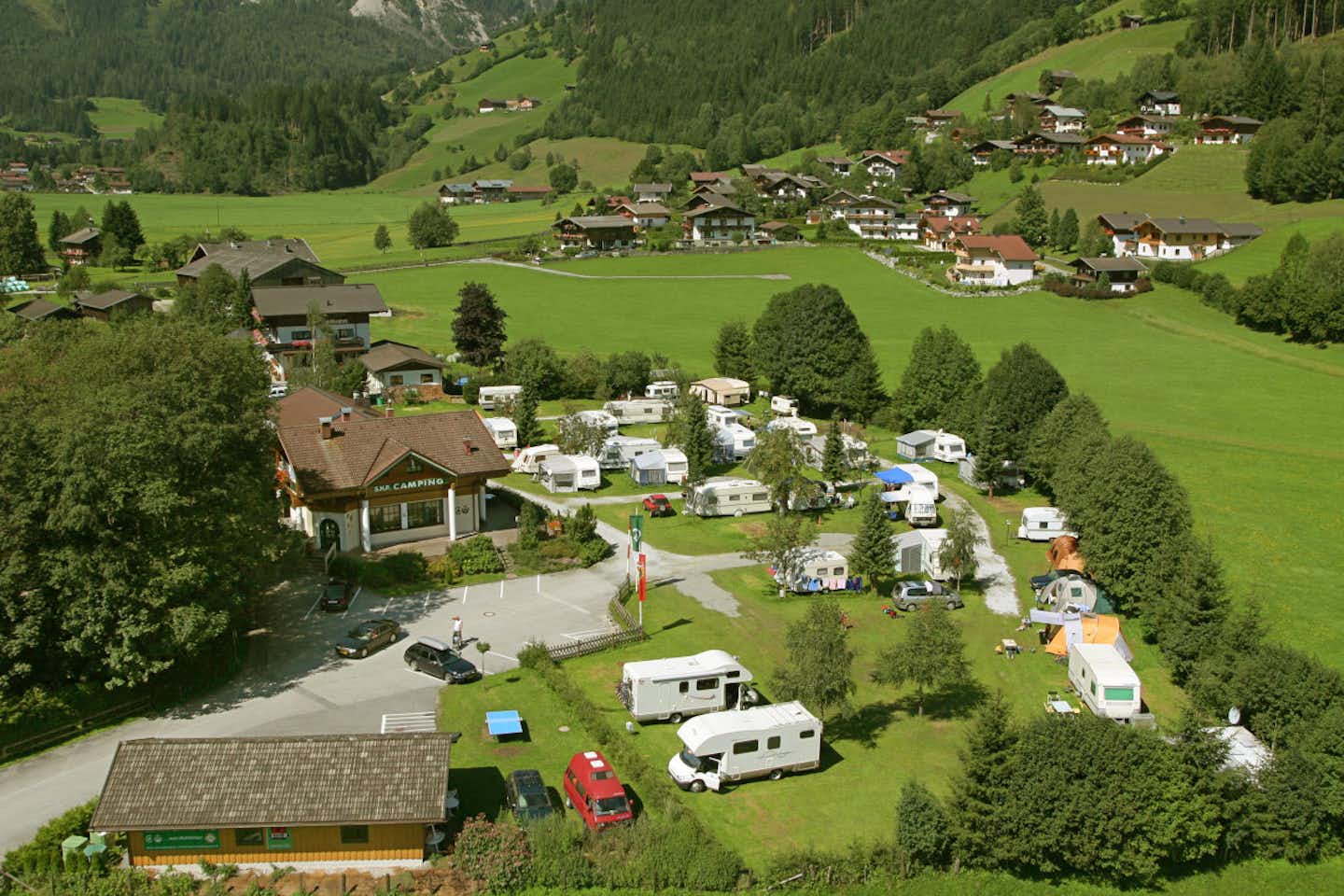 S.N.P. Camping - Blick auf den Campingplatz in den Bergen
