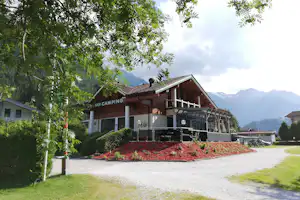 S.N.P. Camping - Hauptgebäude vom Campingplatz mit Blick auf die Berge
