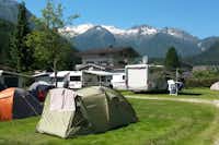 S.N.P. Camping - Wohnwagen- und Zeltstellplatz vom Campingplatz mit Blick auf die Alpen