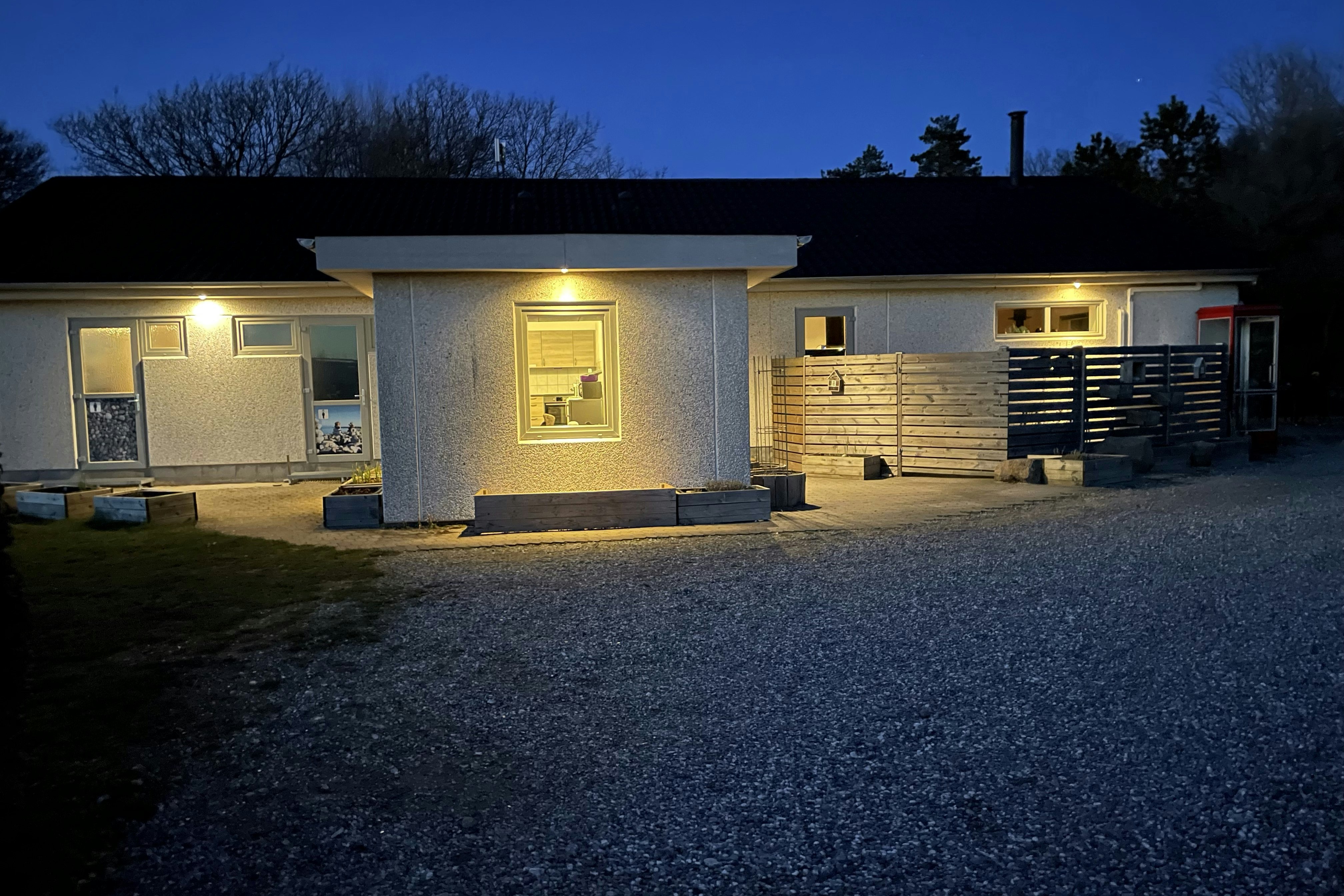 Søby Strand Camping - Hauptgebäude des Campingplatzes bei Nacht