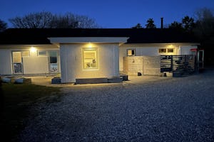Søby Strand Camping - Hauptgebäude des Campingplatzes bei Nacht