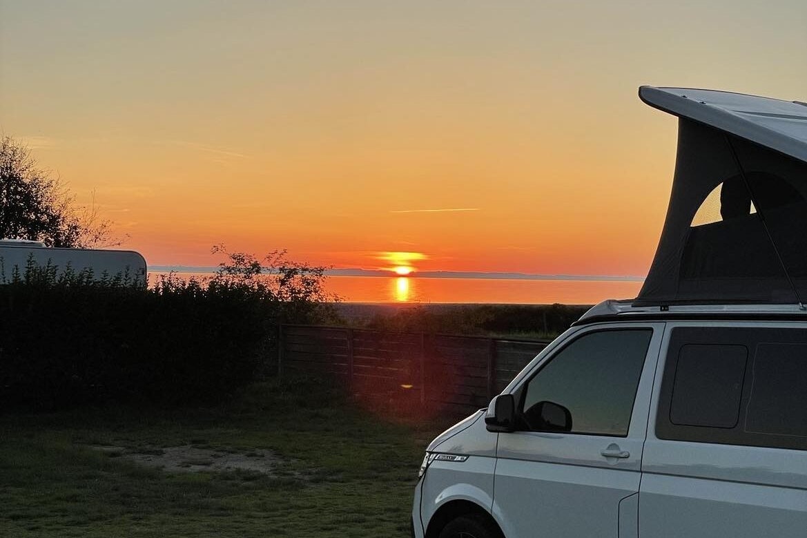 Søby Strand Camping - Sonnenuntergang über den Standplätzen