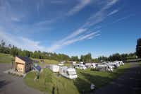 Solar Caravan Park  - Blick auf den Stellplatz vom Campingplatz auf grüner Wiese