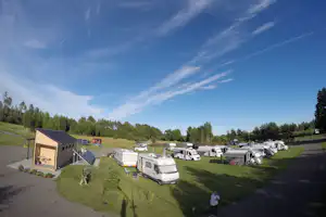 Solar Caravan Park - Blick auf den Stellplatz vom Campingplatz auf grüner Wiese