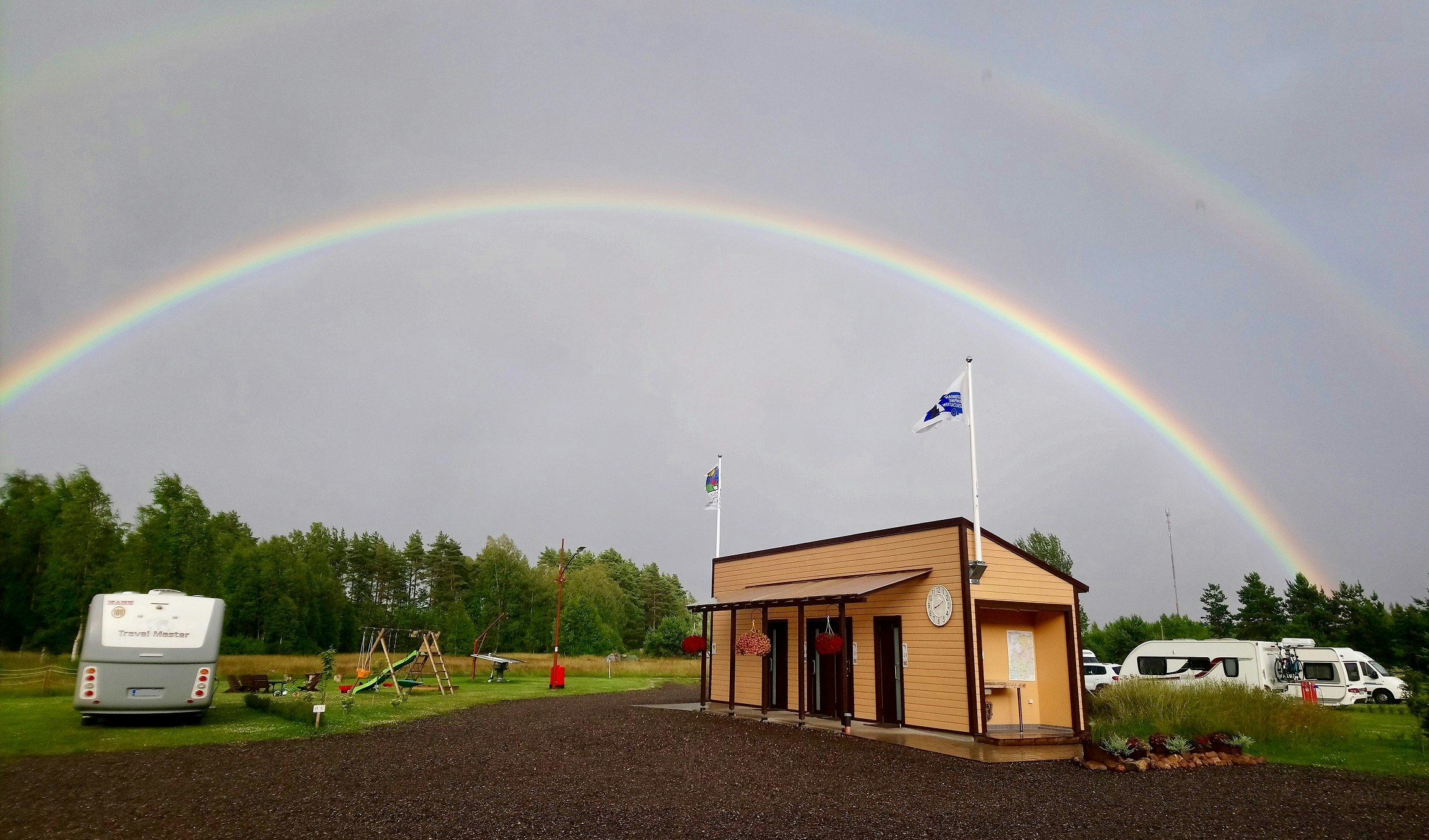 Solar Caravan Park - Regenbogen über dem Campingplatz