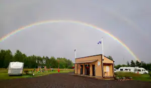 Solar Caravan Park - Regenbogen über dem Campingplatz